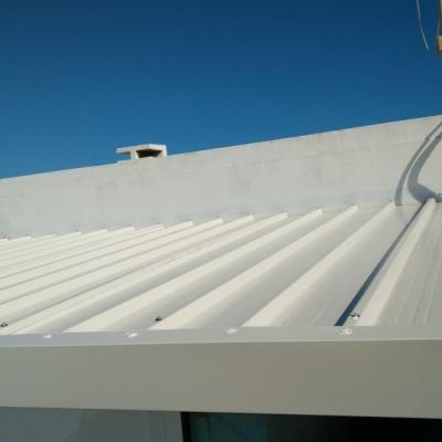 Telhado em painel sandwich para fecho de varanda